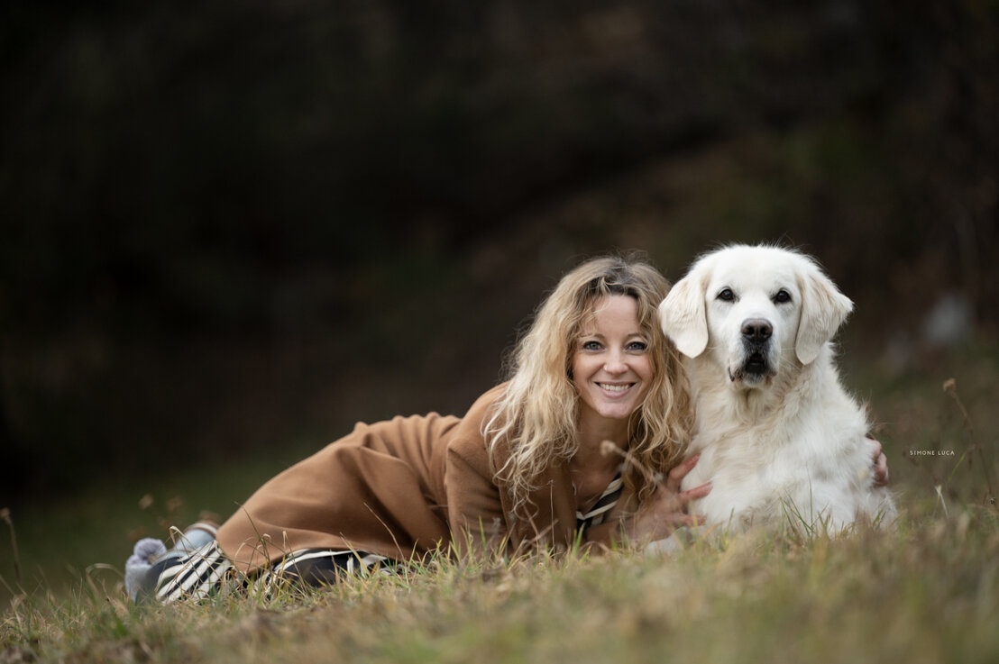 Golden con famiglia in salotto
